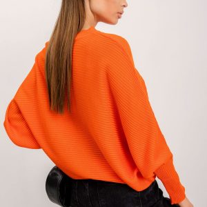 RUE PARIS Orange sweater Pose