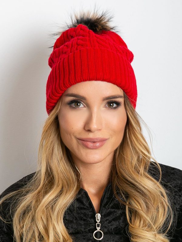 Red cap with ribbing and fur pompom