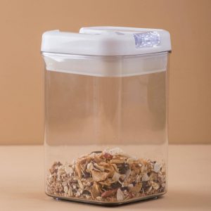 Plastic container for dry products