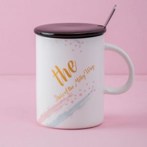 Ecru mug with print and lid