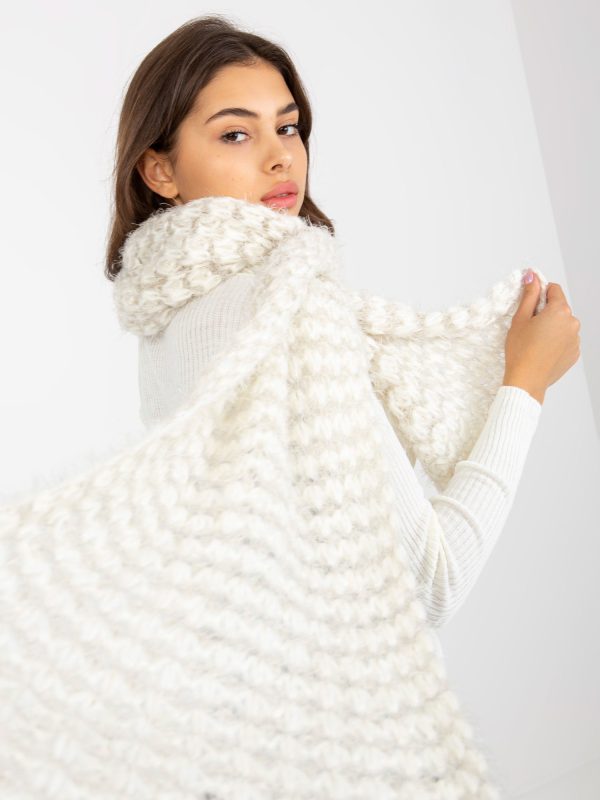 Wholesale White-ecru winter knitted scarf