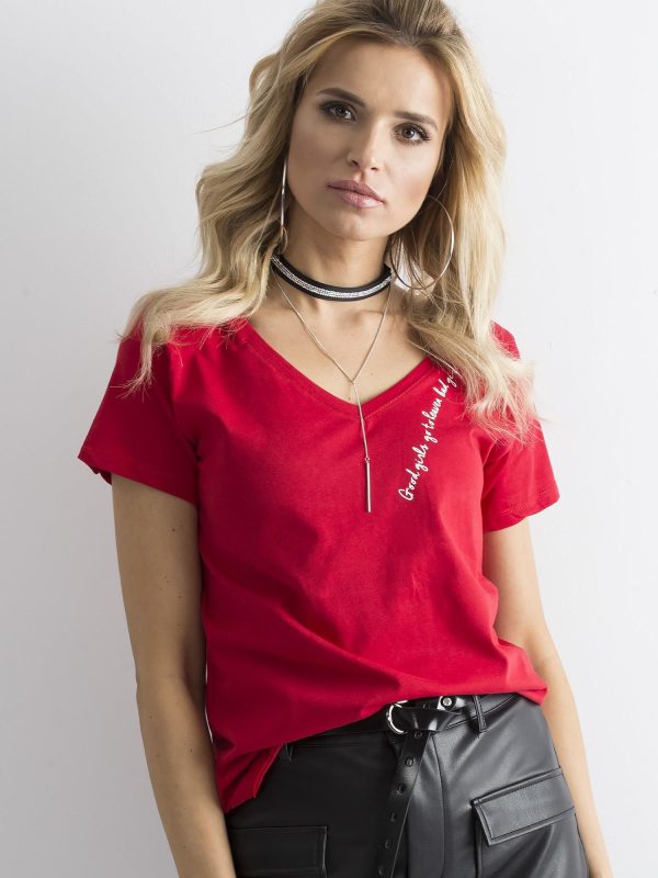 Wholesale Red V-neck t-shirt with lettering at the neckline