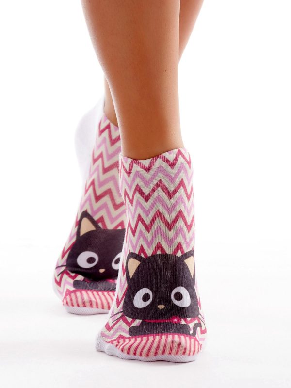 Wholesale Women's short socks in zigzags with cat motif