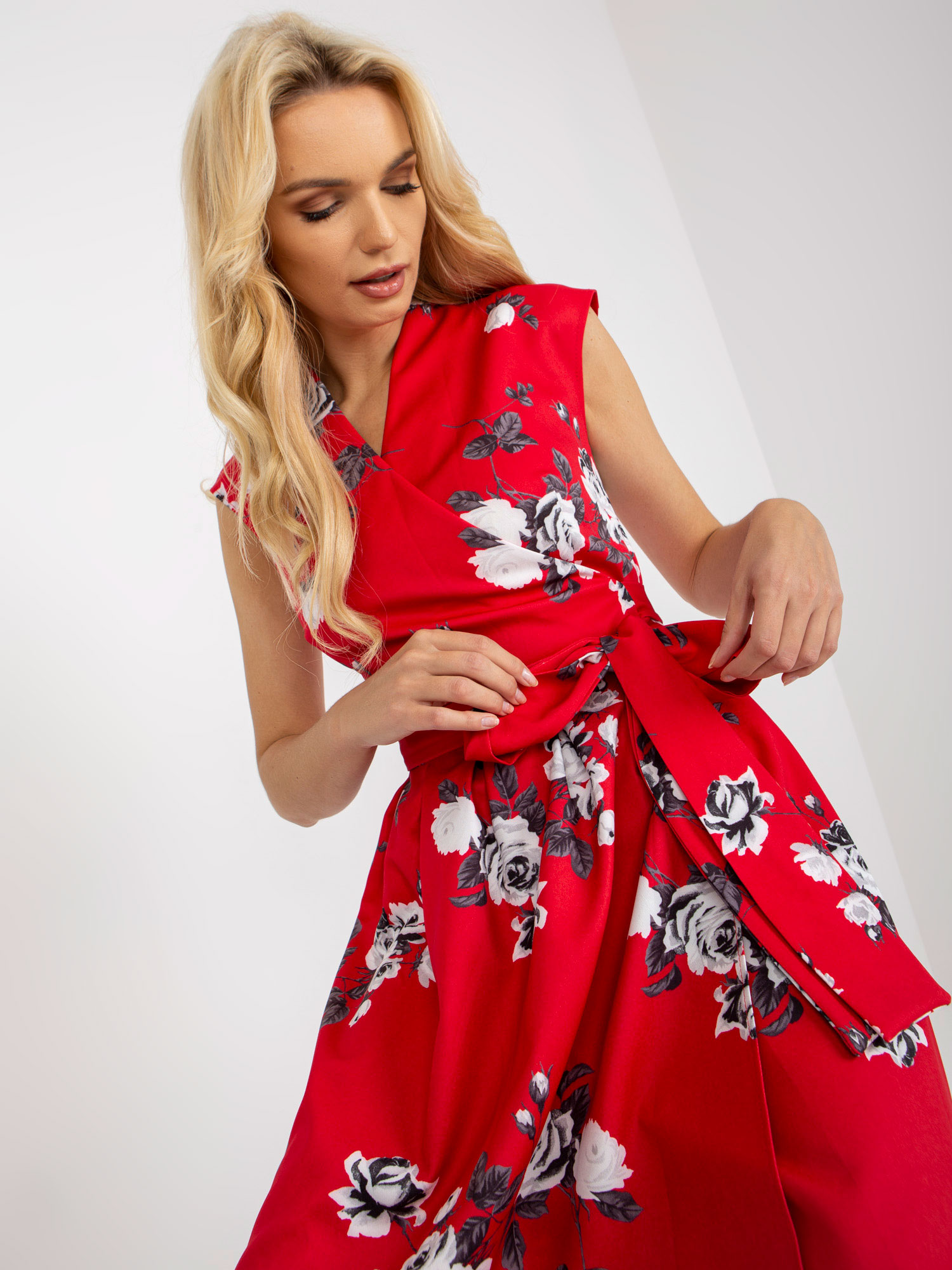 Red dresses for a wedding: fashionable styles